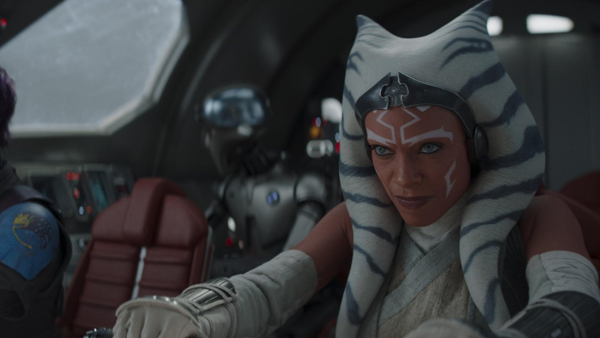 Sabine Wren (Natasha Liu Bordizzo), Huyang (David Tennant), y Ahsoka Tano (Rosario Dawson) en Guerra de las Galaxias: Ahsoka en Disney+.