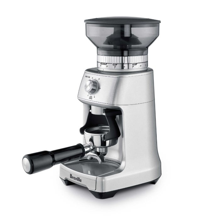 Las rebabas cónicas de acero inoxidable de este molinillo son exactamente del mismo tipo que utiliza una cafetería. Hay 60 configuraciones, desde espresso hasta Prensa francesa, que le permite marcar su rutina de café con extremo detalle. Solo hay un botón en toda la máquina, y su La tolva grande cabe en una bolsa entera de café de 12 onzas. Soy un gran admirador de este molinillo que Breville ha estado fabricando durante años y No puedo recomendarlo lo suficiente.