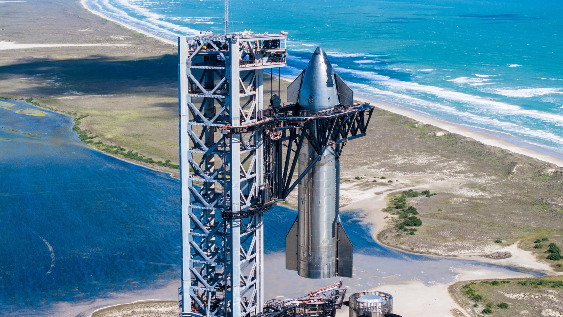 El cohete Starship de SpaceX en las instalaciones de lanzamiento de la compañía en Boca Chica, Texas.
