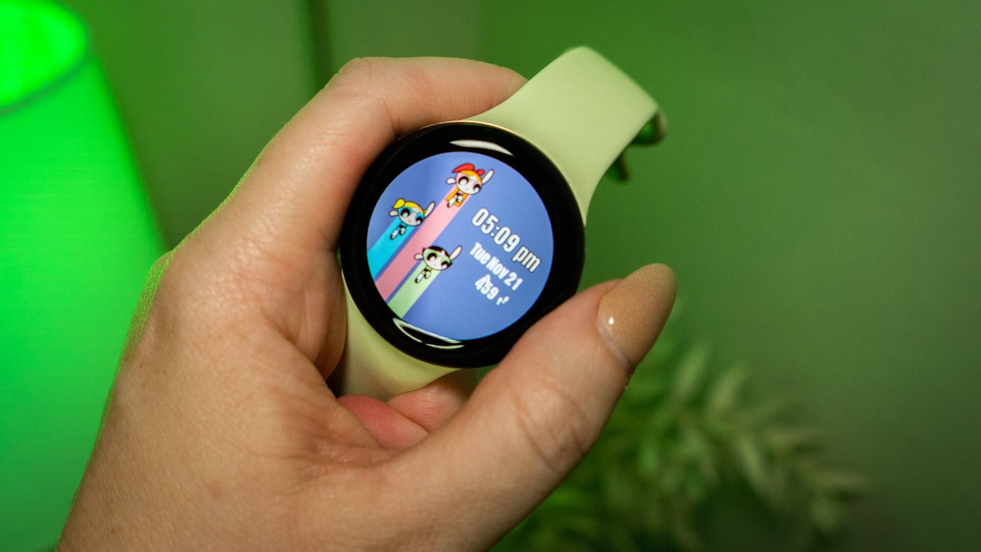 Las Chicas Superpoderosas en el Pixel Watch 2, emparejadas con la Active Band en Lemongrass.