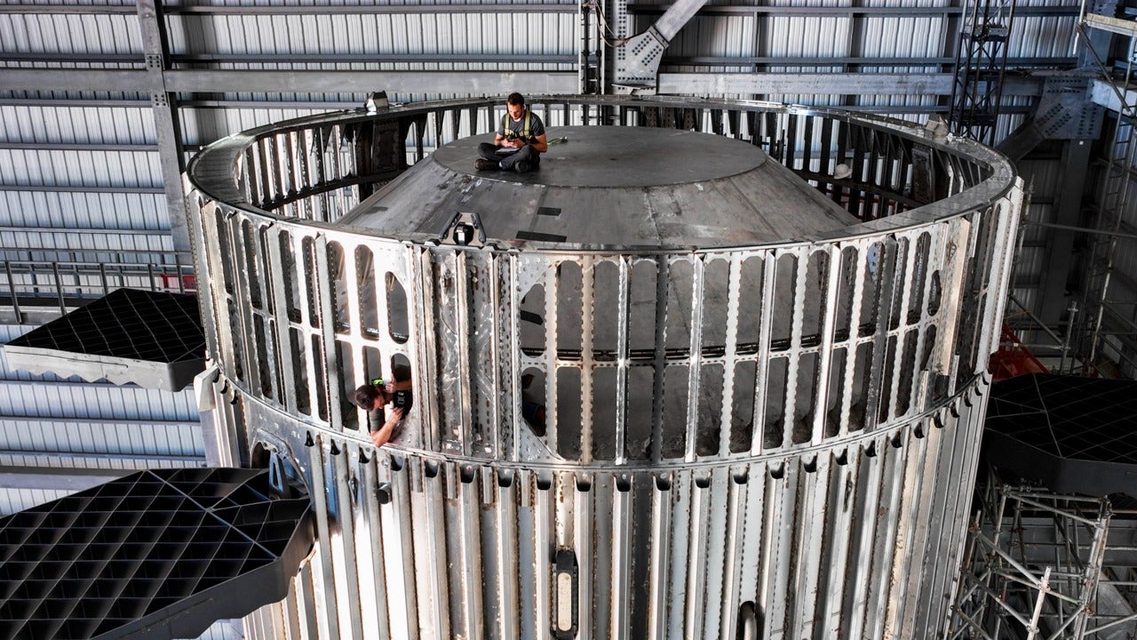 Equipos de SpaceX instalando el nuevo anillo de puesta en escena caliente. 