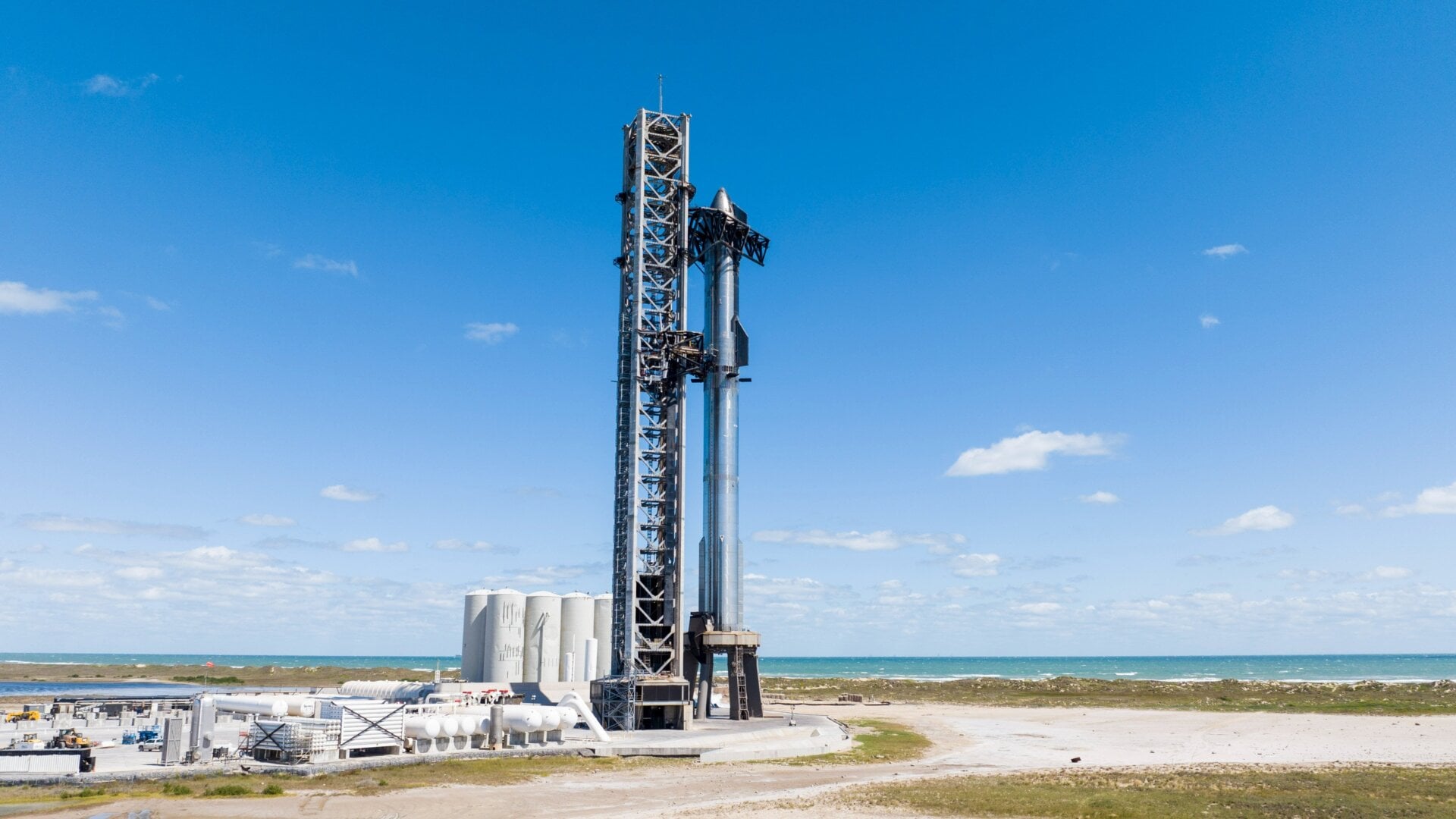 Starship  completamente apilado en el montaje de lanzamiento de Boca Chica en octubre. 
