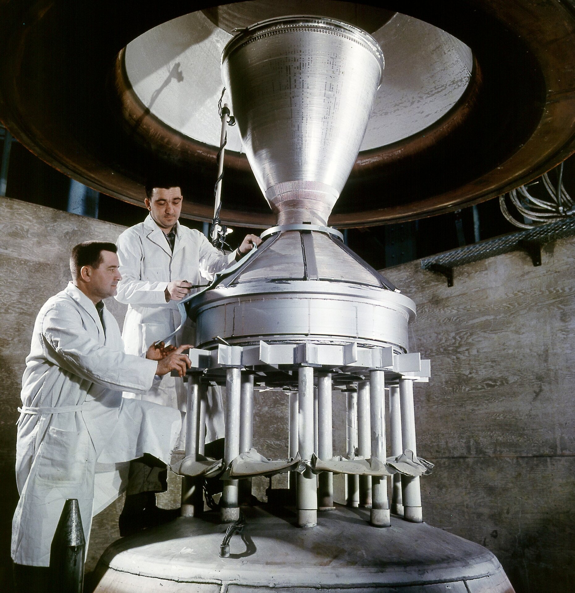 Técnicos trabajando en un cohete nuclear conceptual en 1964.