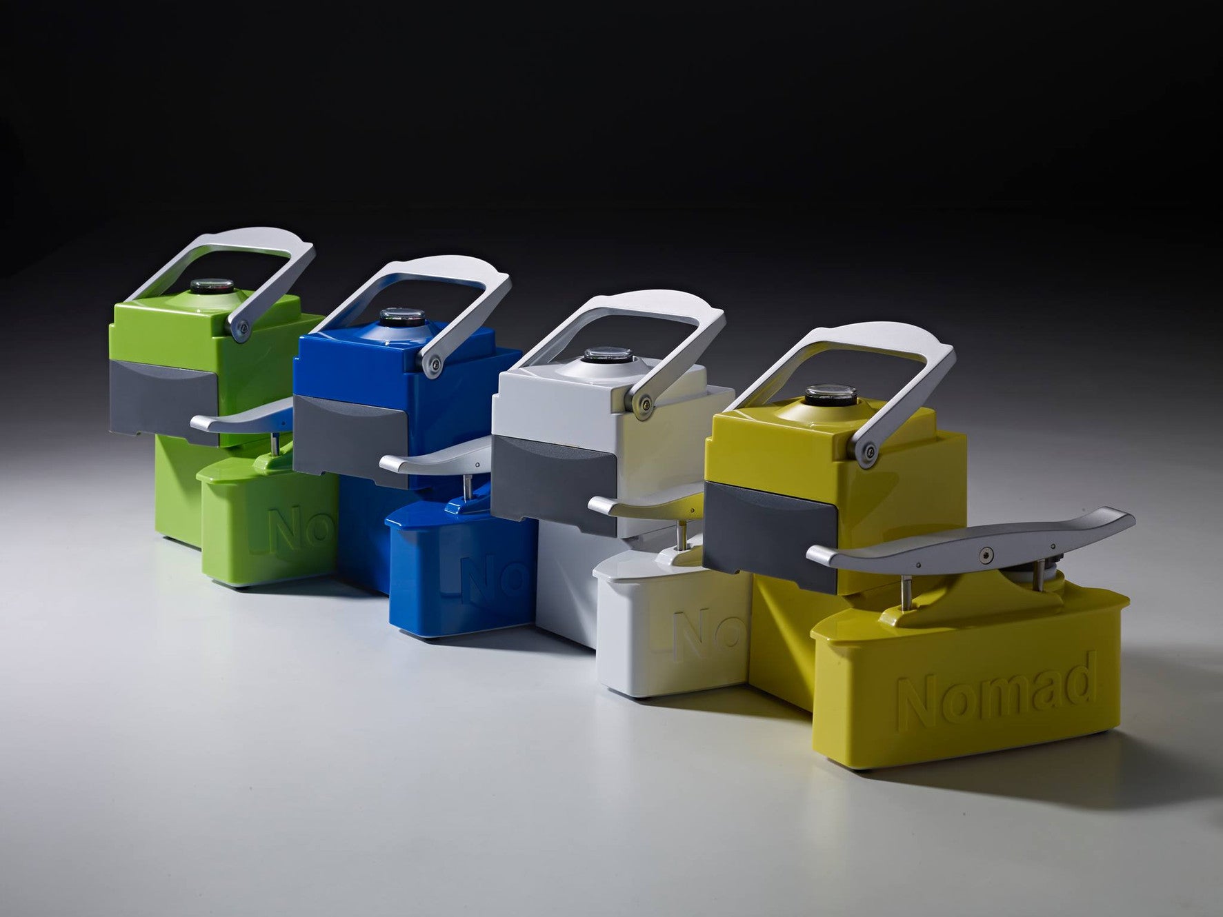No se necesita electricidad. Un asa en la parte superior le permite llevar el Nomad afuera, y su fundador jura que estas tomas son mejores que una máquina de espresso típica. Su diseño ingenioso te hace preguntar por qué no existía nada como esto antes. La máquina casi parece un vídeo vintage  consola de juegos, pero con una válvula de presión avanzada y un sistema de pistón eficiente que brinda resultados consistentes. El Nomad es más caro, pero Es un juguete de café bastante impresionante. Sin mencionar que es una decoración increíble para cuando no estás al aire libre con él.