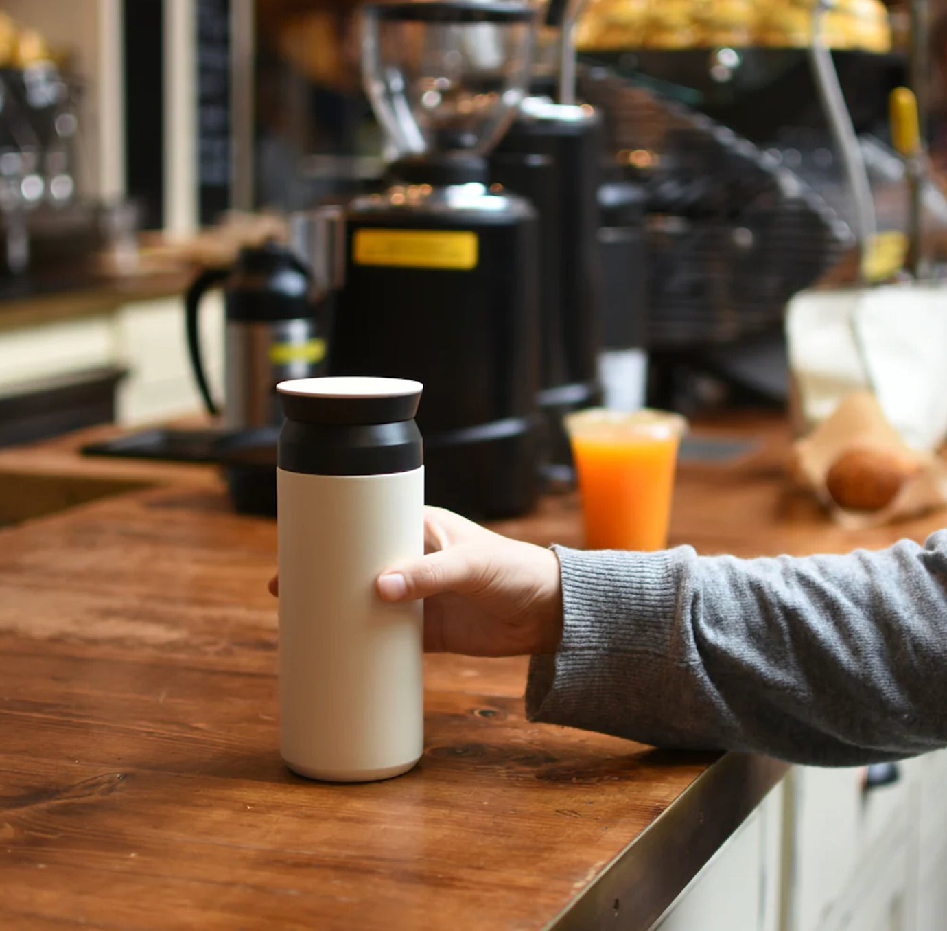  El vaso de doble pared tiene un vacío entre sus capas interior y exterior, lo que garantiza que el calor y el frío permanezcan dentro mientras su mano permanece a temperatura ambiente. El vaso también es a prueba de fugas gracias a dos juntas de goma. Sin embargo, abre la parte superior y hay una tapa especialmente diseñada  para garantizar que las bebidas salgan lentamente y no todas a la vez.