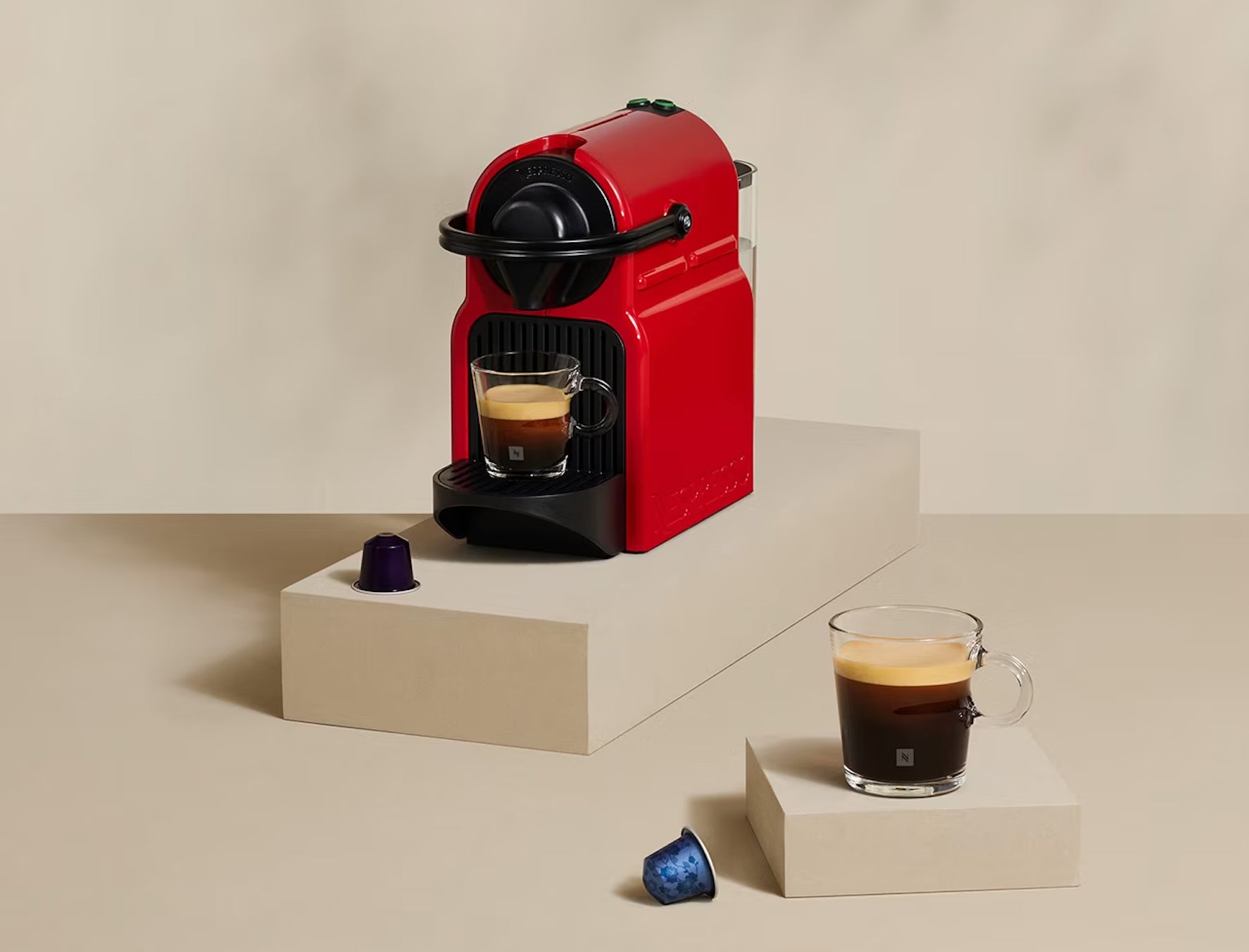 Mire, las opciones para las máquinas de café expreso caseras apestan. Son caras, tienen pocas opciones y son demasiado engorrosas. El trabajo que necesitas hacer para obtener una buena dosis de espresso simplemente no vale la pena. Seré el primero para mojar en las máquinas de espresso caseras. Si necesitas un trago de espresso de primer nivel, quítamelo y simplemente ve a tu  cafetería local y compra un espresso por $3.