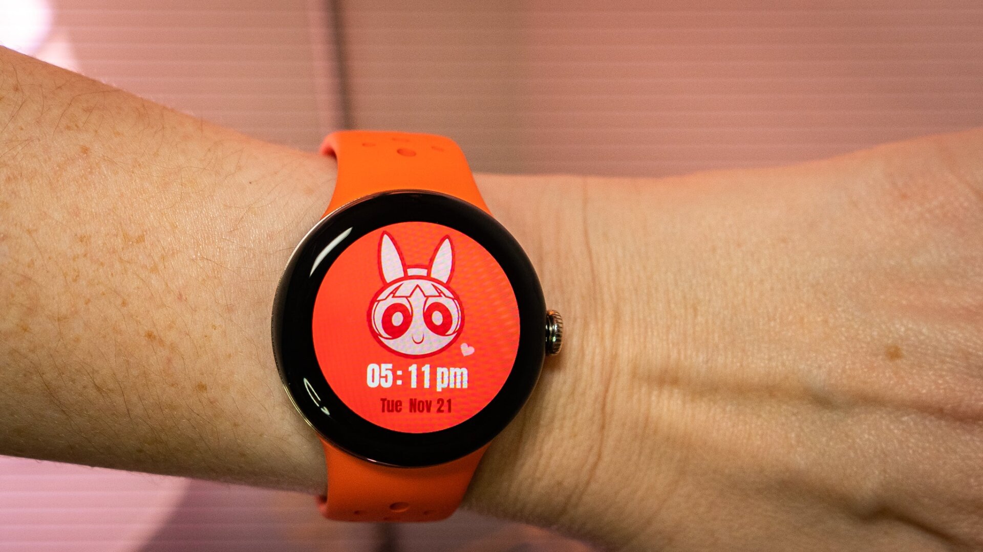 Blossom, comandante y líder de las Chicas Superpoderosas, con la Active Sports Band en Coral.