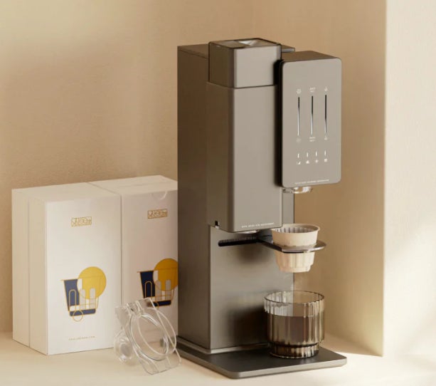 El xBloom viene con xPods, que son recipientes herméticos que funcionan como recipiente de preparación y filtro de café, que contienen granos recién tostados de  algunos de los mejores tostadores de café del mundo. Cada xPod tiene una etiqueta RFID que, cuando se toca contra su máquina xBloom, automatizará su máquina según las especificaciones designadas por los mismos tostadores. El xBloom luego personaliza la temperatura del agua, la proporción, el tamaño de molienda y el patrón de vertido exactamente para  ese grano de café específico.