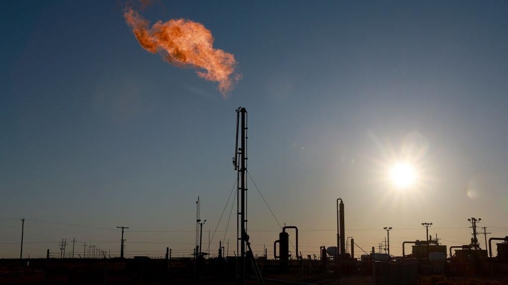 Se quema gas natural durante una operación de perforación petrolera en el yacimiento petrolífero de la Cuenca Pérmica el 12 de marzo de 2022 en Midland, Texas.