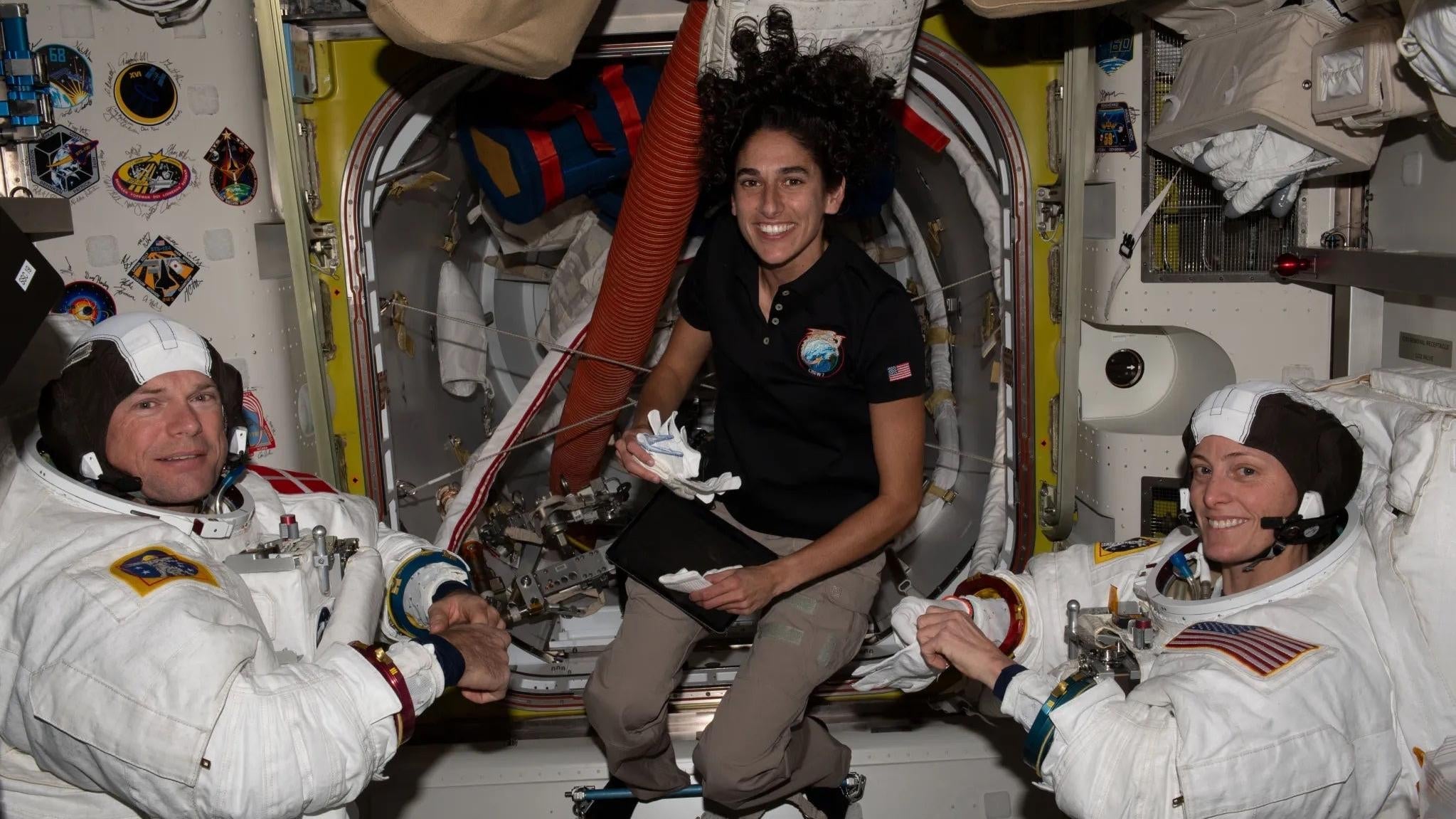 Los astronautas de la NASA probándose sus trajes espaciales antes de la caminata espacial.