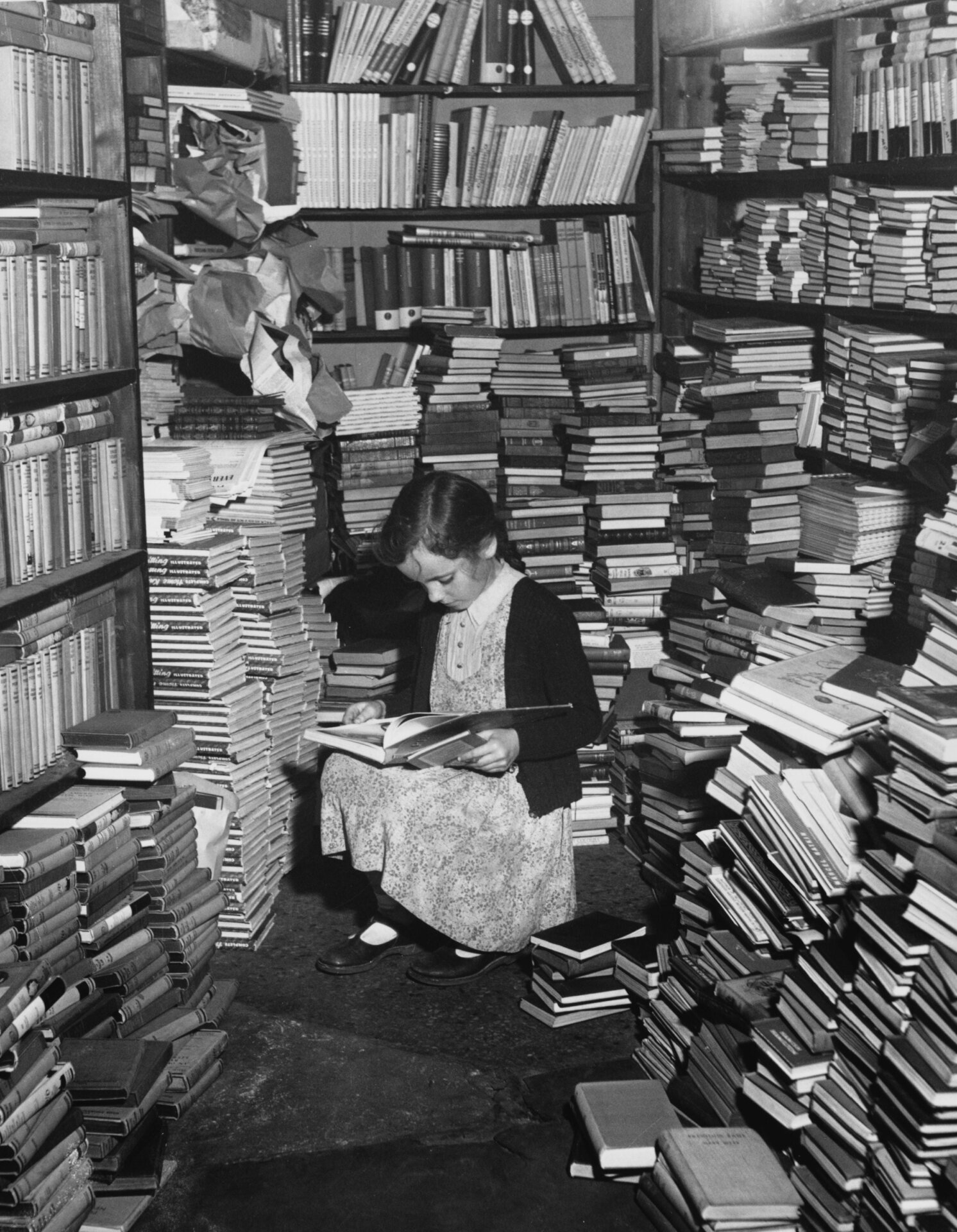Una niña leyendo en un rincón abarrotado de la librería Foyles, Londres. 