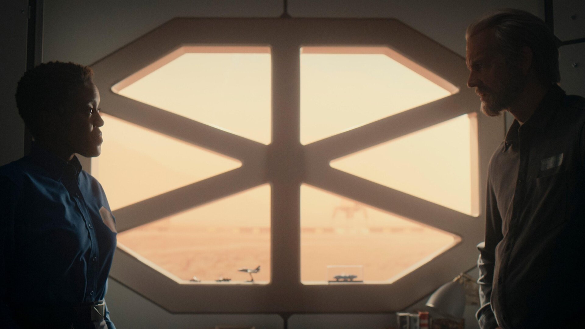 Danielle y Ed conversando en Marte.