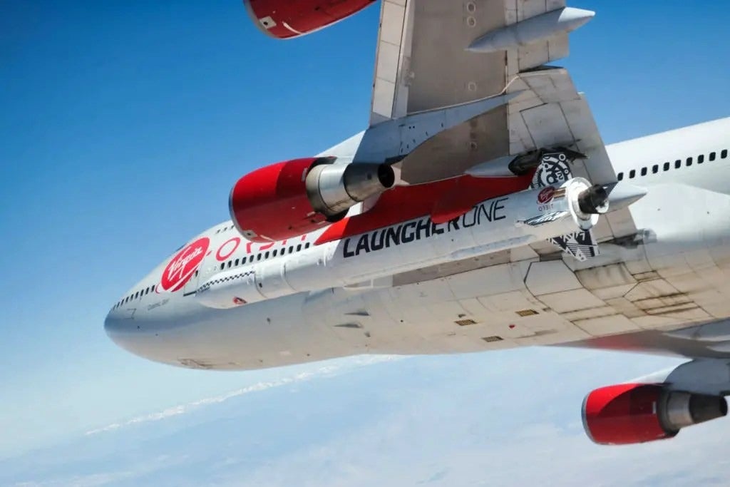 El cohete LauncherOne mientras está adjunto al avión portador Cosmic Girl. 