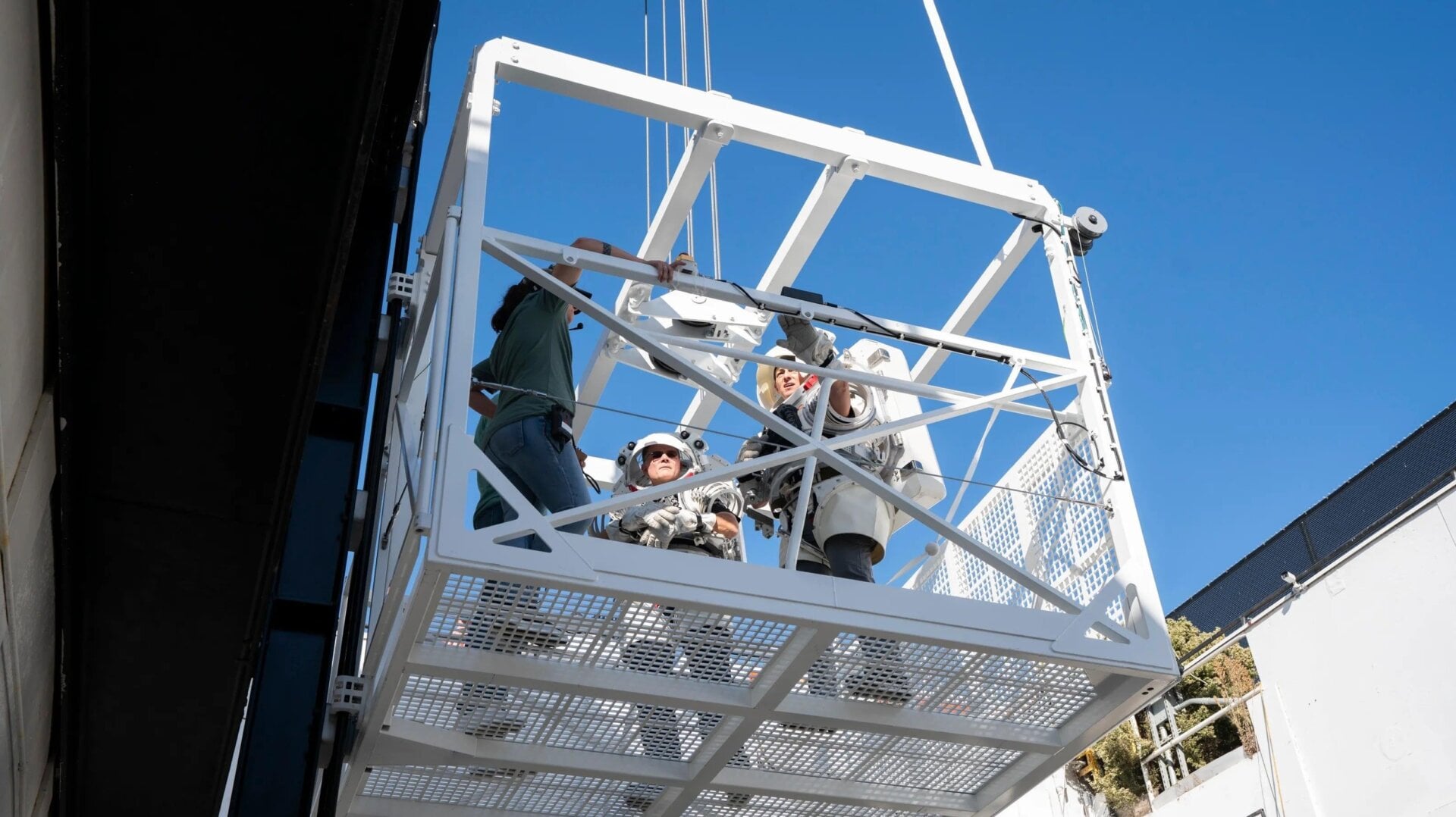 Los astronautas de la NASA Nicole Mann y Doug “Wheels” Wheelock probando la maqueta del ascensor.