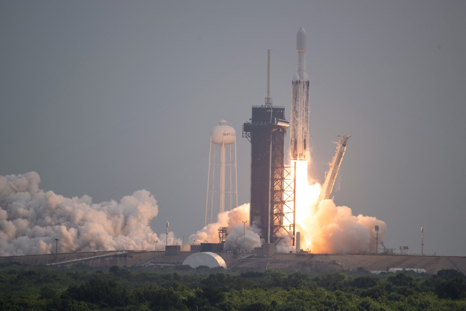 Un cohete SpaceX Falcon Heavy con la nave espacial Psyche a bordo se lanzará el 13 de octubre desde el Centro Espacial Kennedy de la NASA en Florida. 