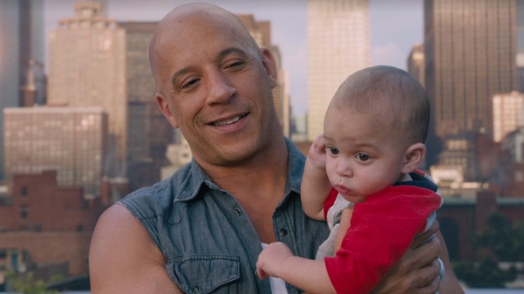 Dom con el pequeño Brian cuando era un bebé.