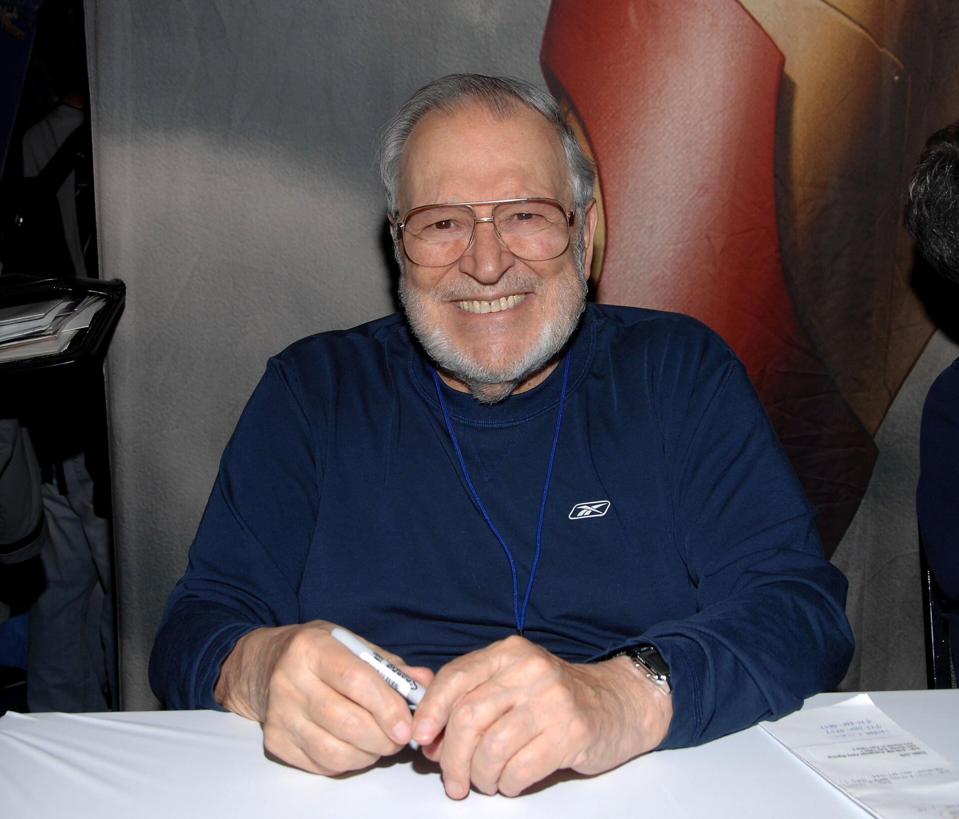 John Romita Sr. firmando cómics