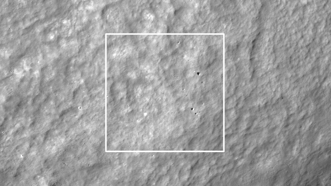 Una vista de la superficie lunar y el lugar sospechoso de accidente un día después del intento fallido de aterrizaje del Hakuto-R.