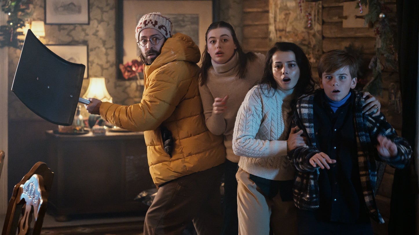 Starr junto con Zoe Winther-Hansen como su hija, Amrita Acharia como su esposa y Townes Bunner como su hijo.