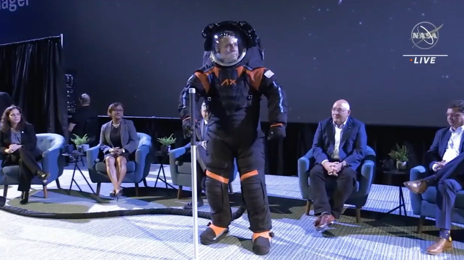 Jim Stein de la NASA modelando el traje espacial durante la presentación.