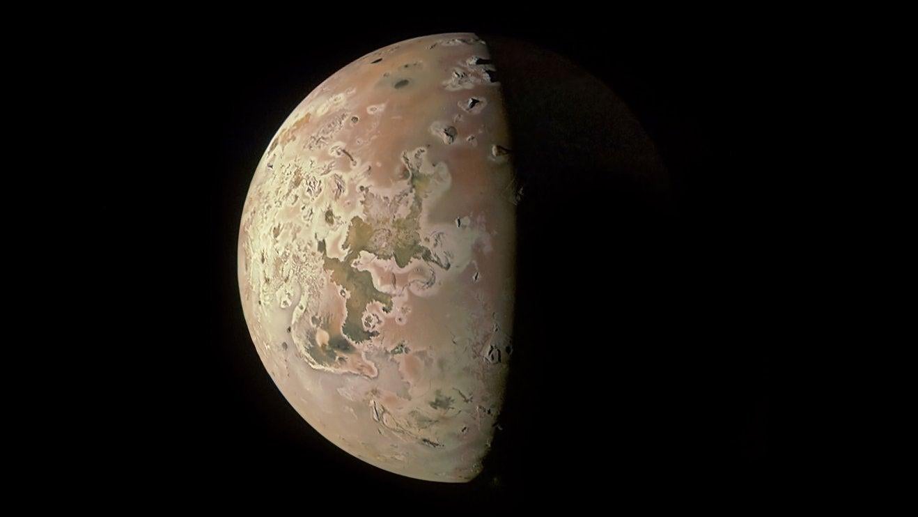 La región polar norte de la luna joviana Io mostrada en esta imagen tomada el 15 de octubre por Juno de la NASA.