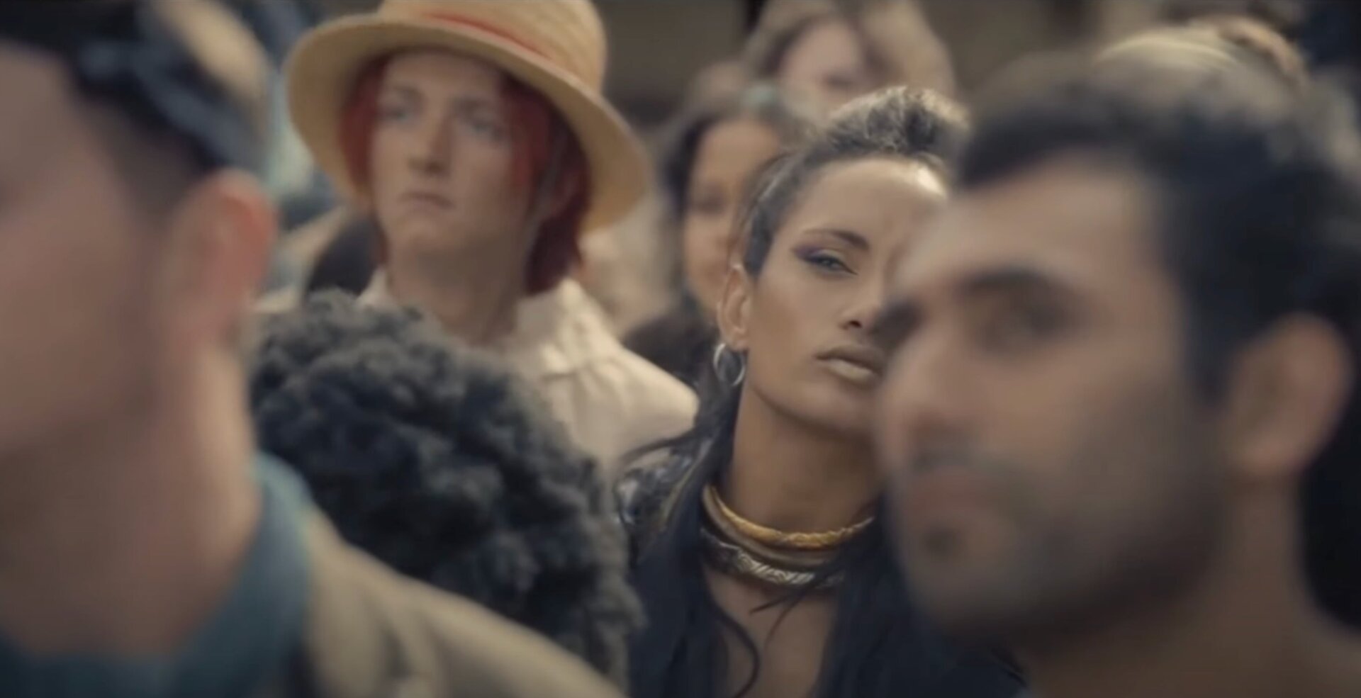 La mujer que podría ser el futuro cocodrilo pirata con un joven Shanks en la espalda