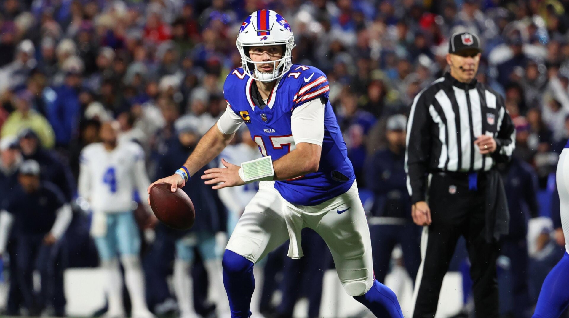 Josh Allen de los Buffalo Bills corre la pelota contra los Dallas Cowboys en el Highmark Stadium el 17 de diciembre de 2023 en Orchard Park, New York.