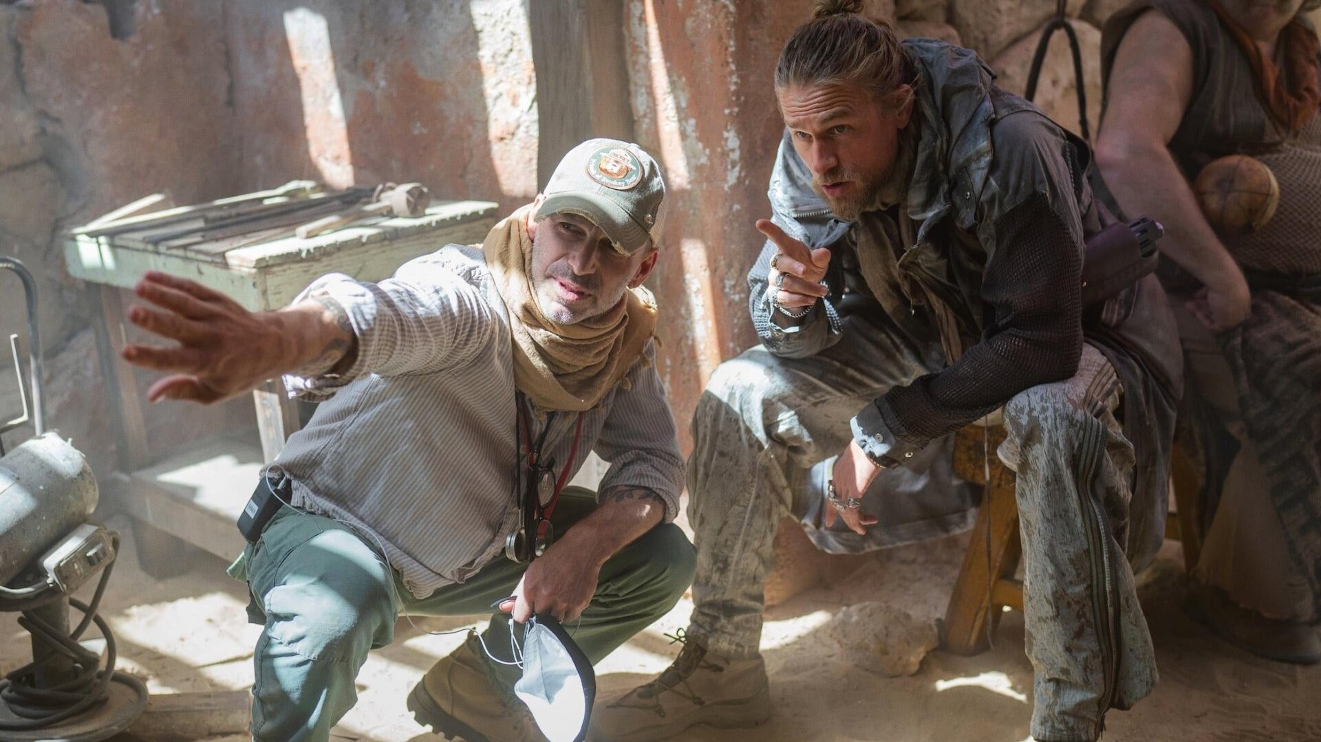 Snyder con el actor Charlie Hunnam.