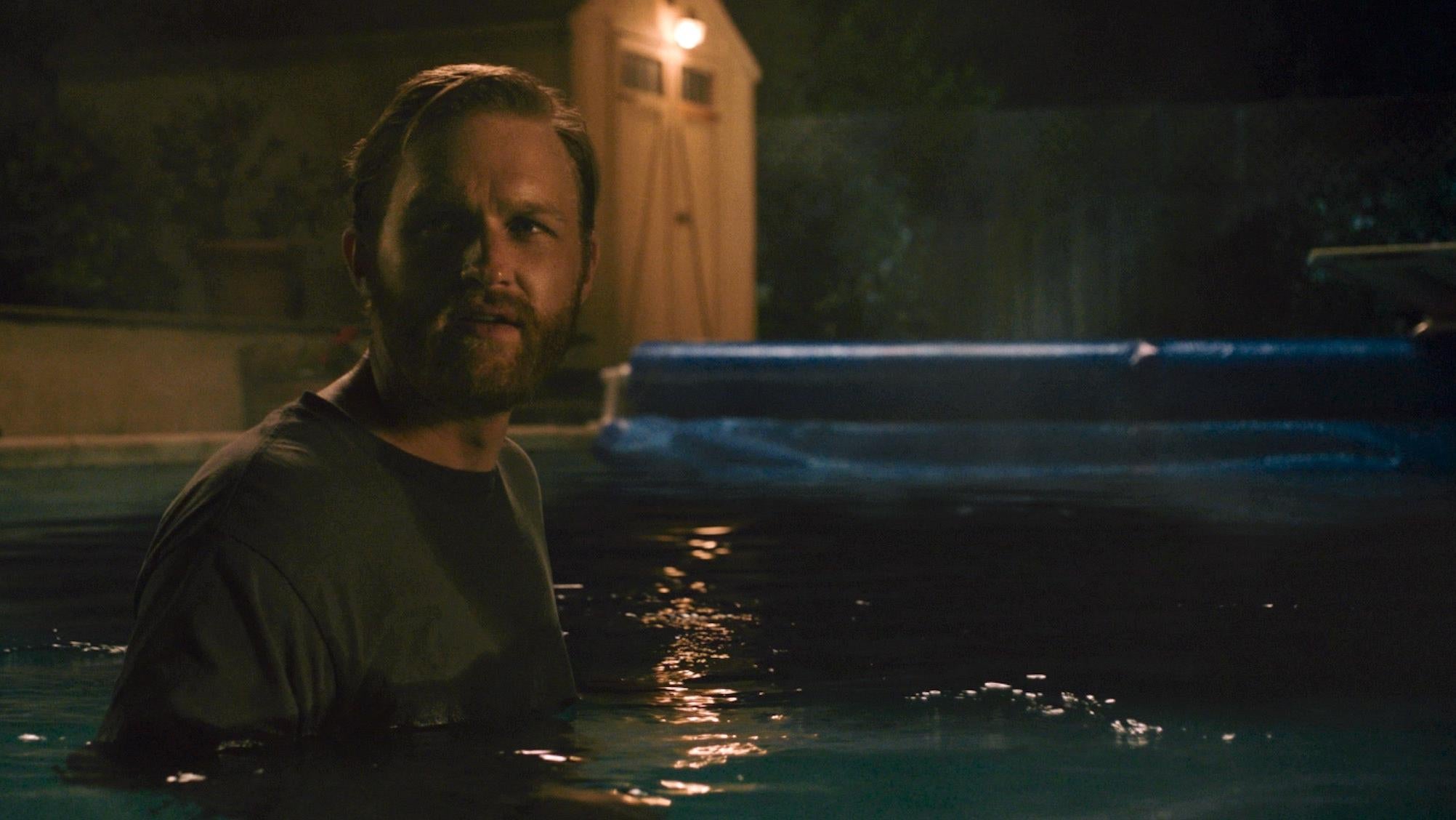 Wyatt Russell buscando un... lo adivinaste.