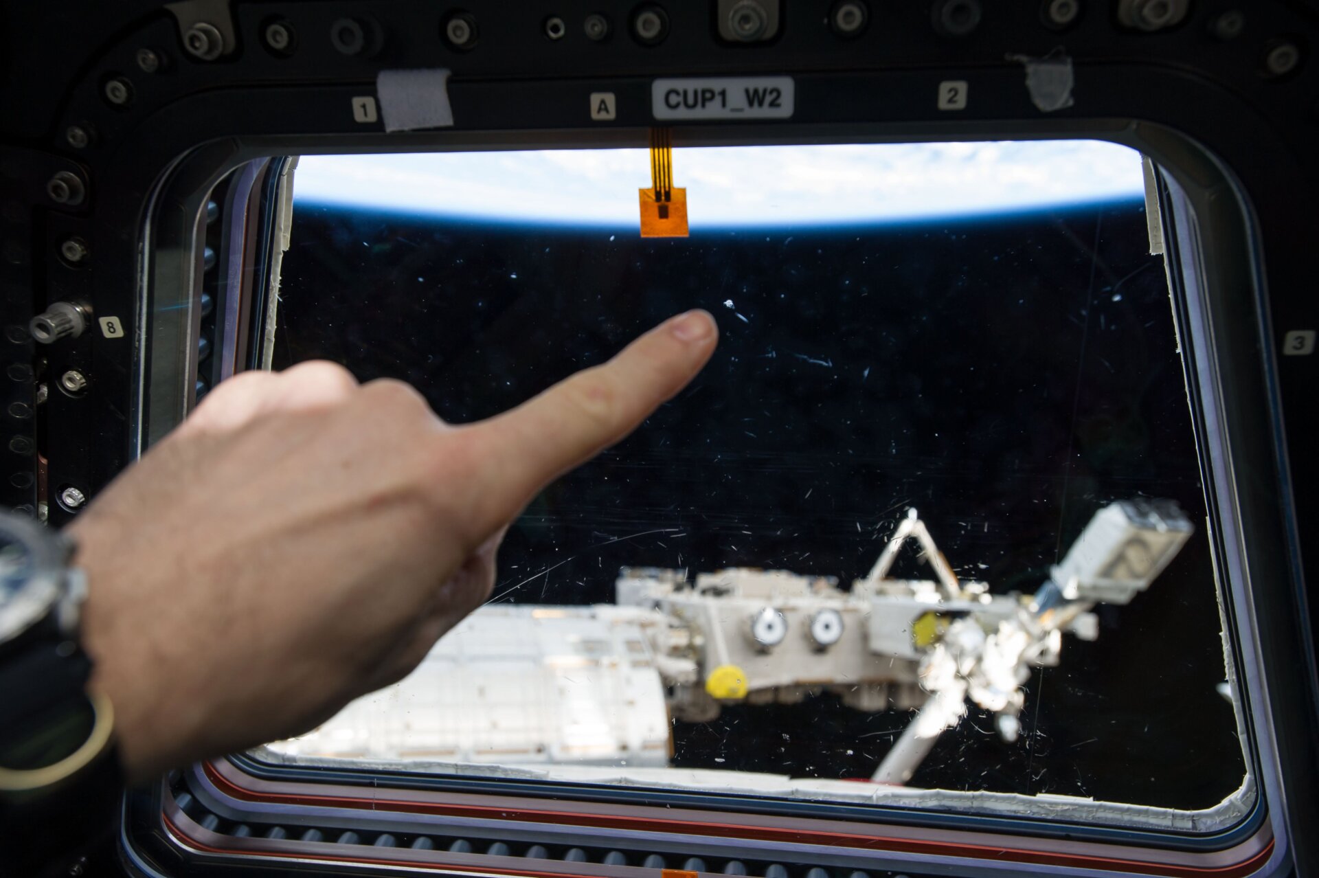 Esta foto de 2016 muestra una marca dejada en una ventana de la ISS debido a un aparente impacto de micrometeorito.
