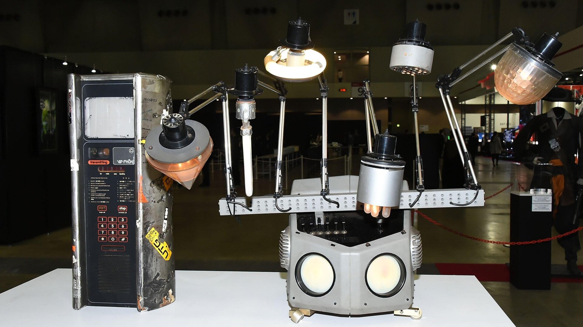 A la izquierda está el VID-PHON original de corredor de cuchillas.