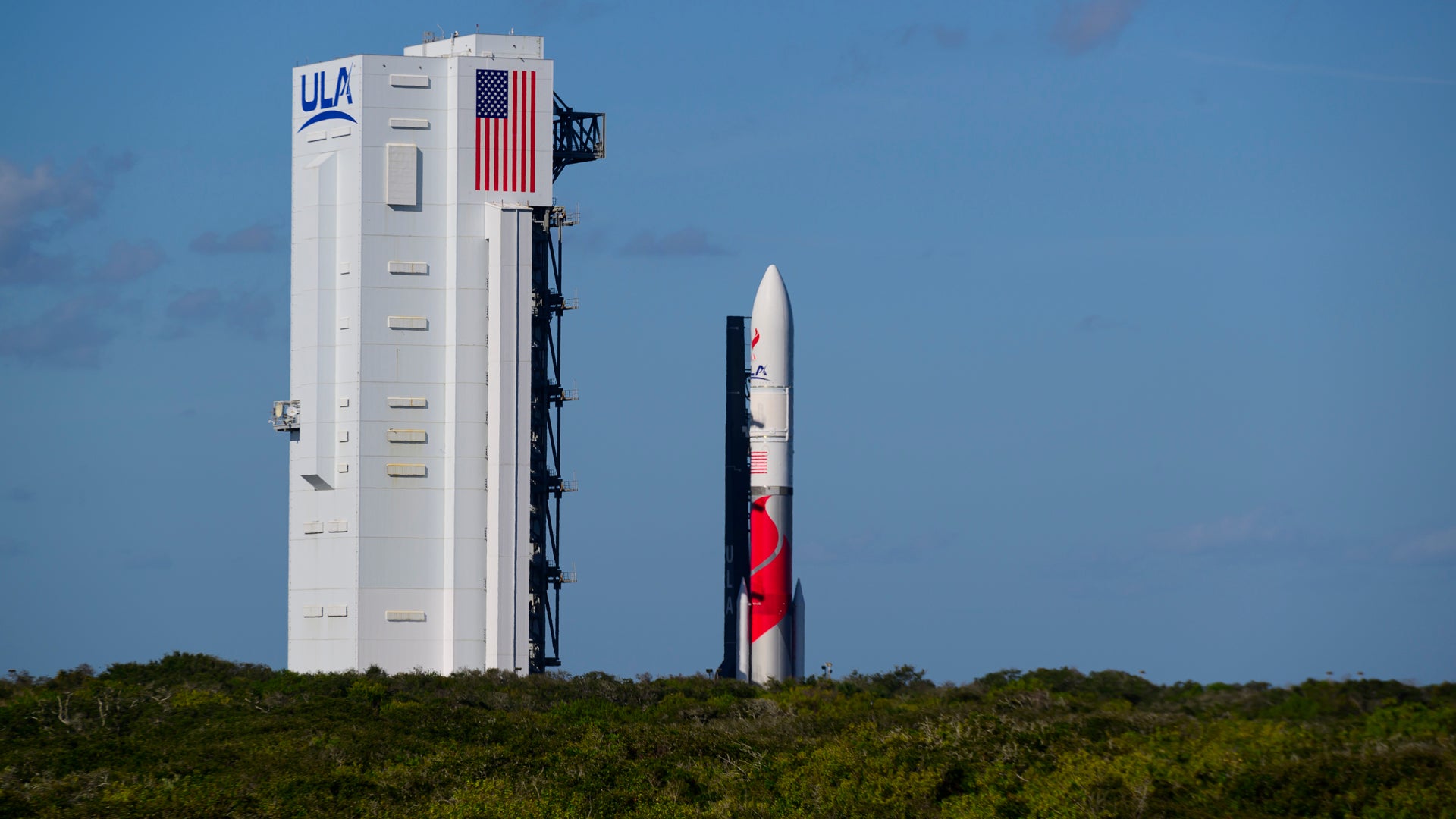 El cohete Vulcan Centaur esperando su lanzamiento en la plataforma.