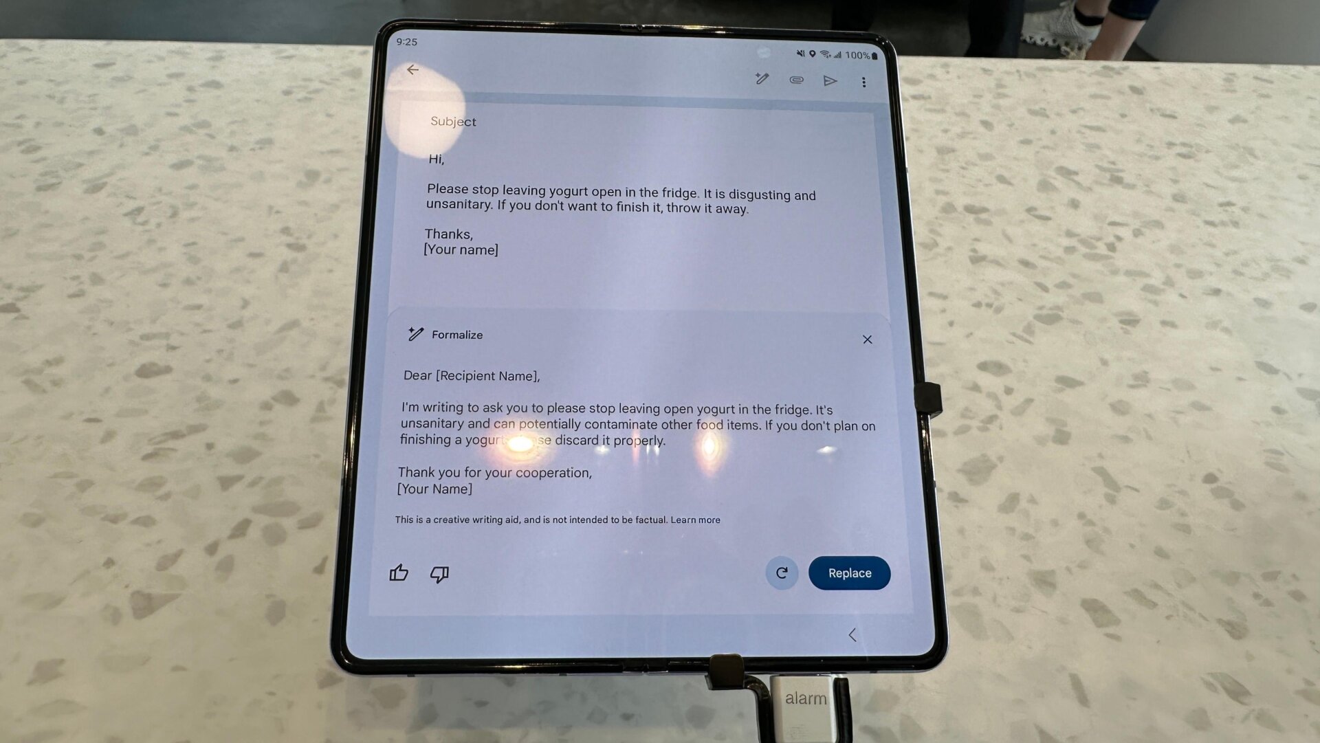 En particular, Google utilizó un teléfono Samsung Galaxy Fold 5 para mostrar su próxima función de composición inteligente en Gmail en el CES de este año, en lugar de que su propio pliegue de píxeles.