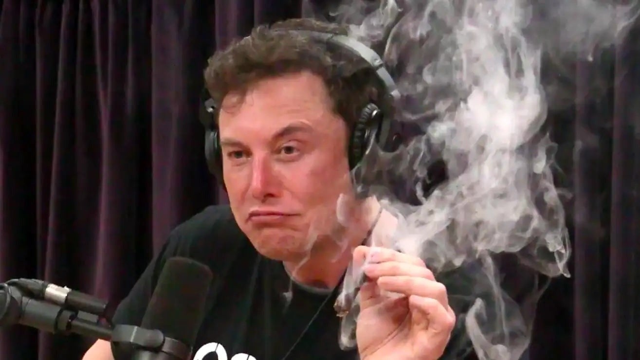 El CEO de SpaceX, Elon Musk, fumando hierba en el podcast Joe Rogan Experience.