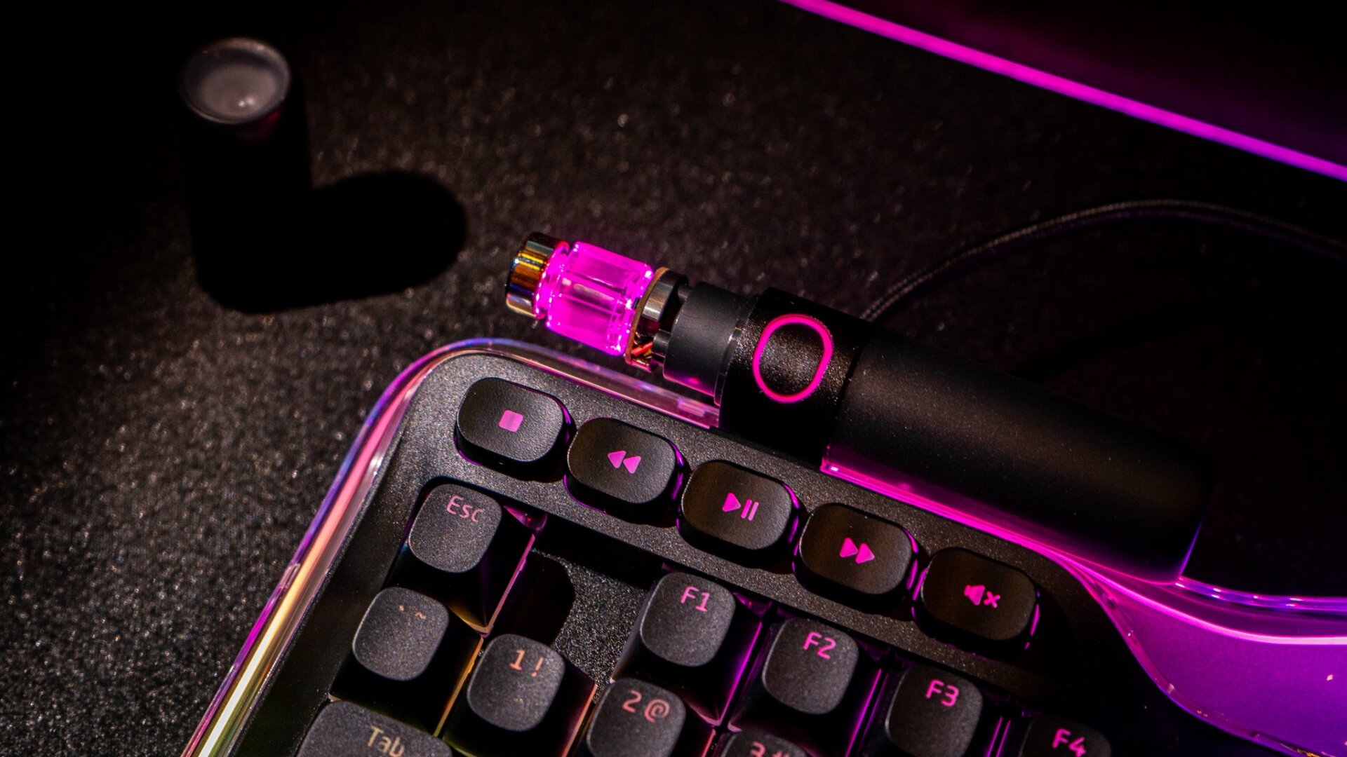 Hay dos ruedas de desplazamiento en el Keeb TKL, que puedes programar como quieras, además de un botón.