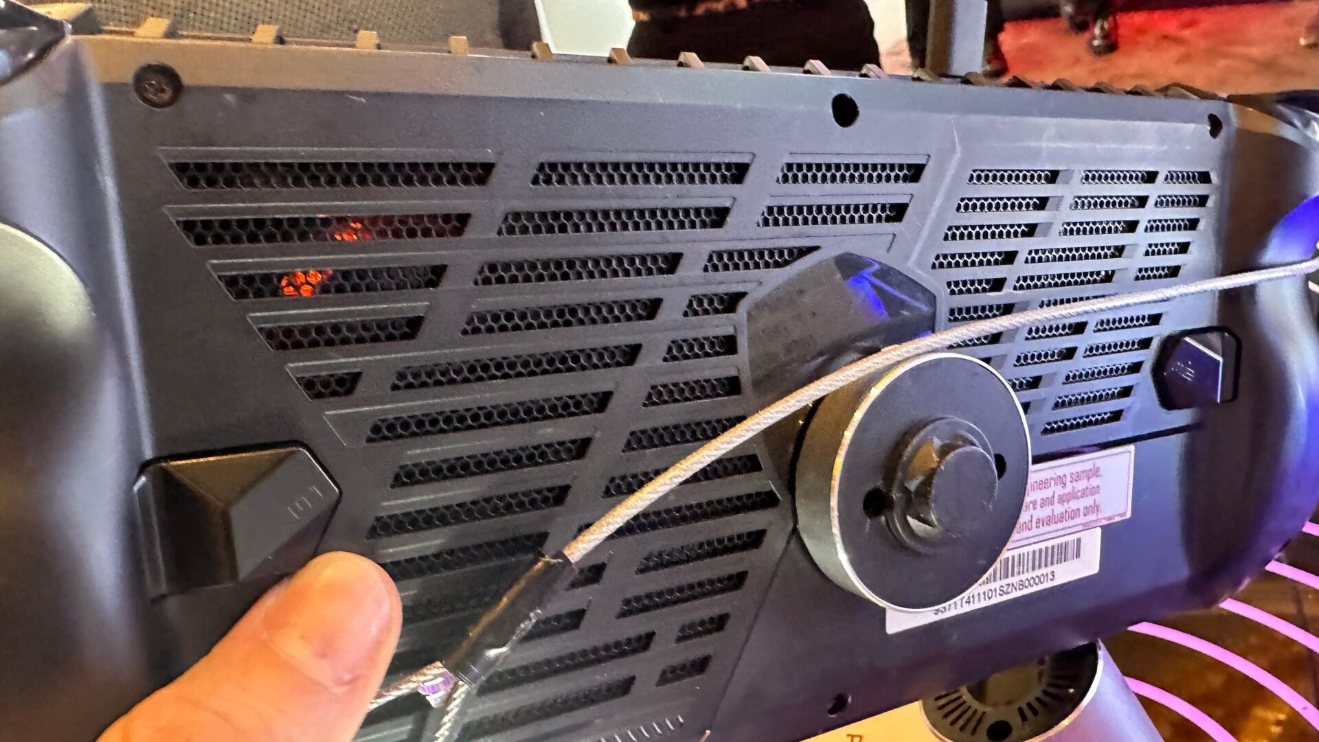 Los ventiladores y los heatpipes gemelos de Claw demostraron que podía mantenerse relativamente fresco a pesar de ejecutar Assassins Creed Mirage durante horas y horas.