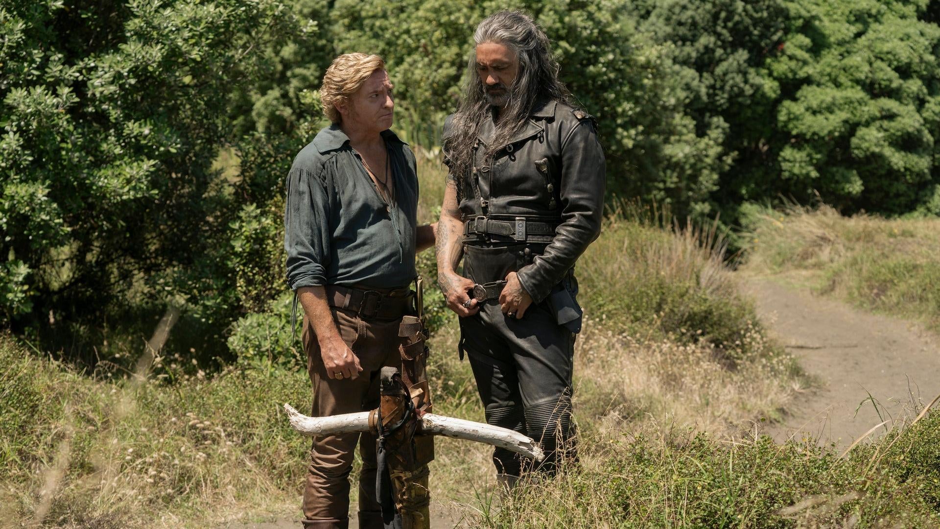 Stede (Rhys Darby) y Ed (Taika Waititi) en el Nuestra bandera significa muerte serie (?) final.