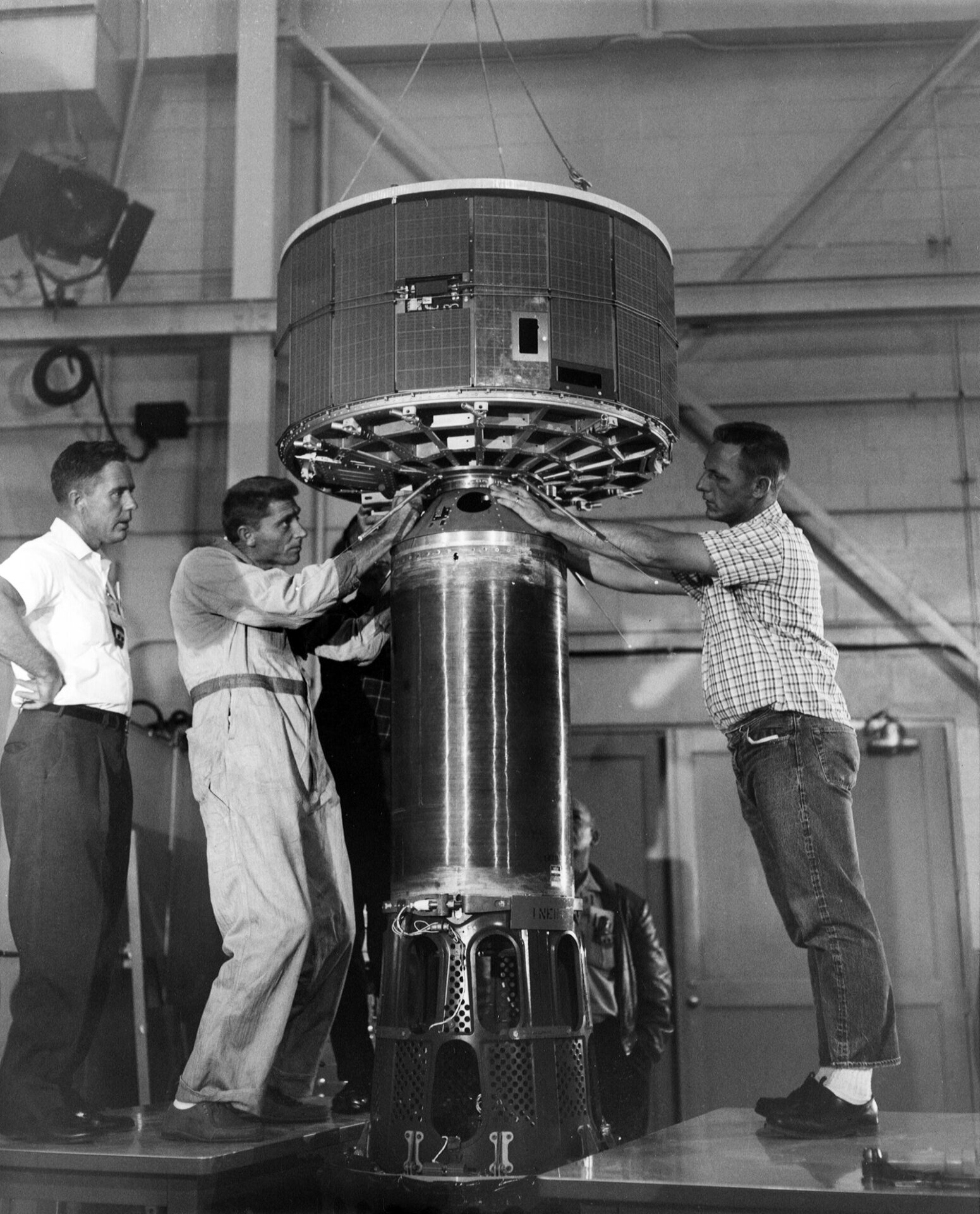 Técnicos trabajando en el satélite TIROS-1.