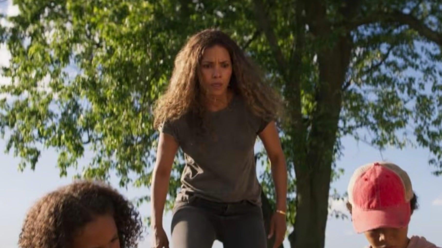 Halle Berry en la película de Netflix ahoracancelada, La nave nodriza.