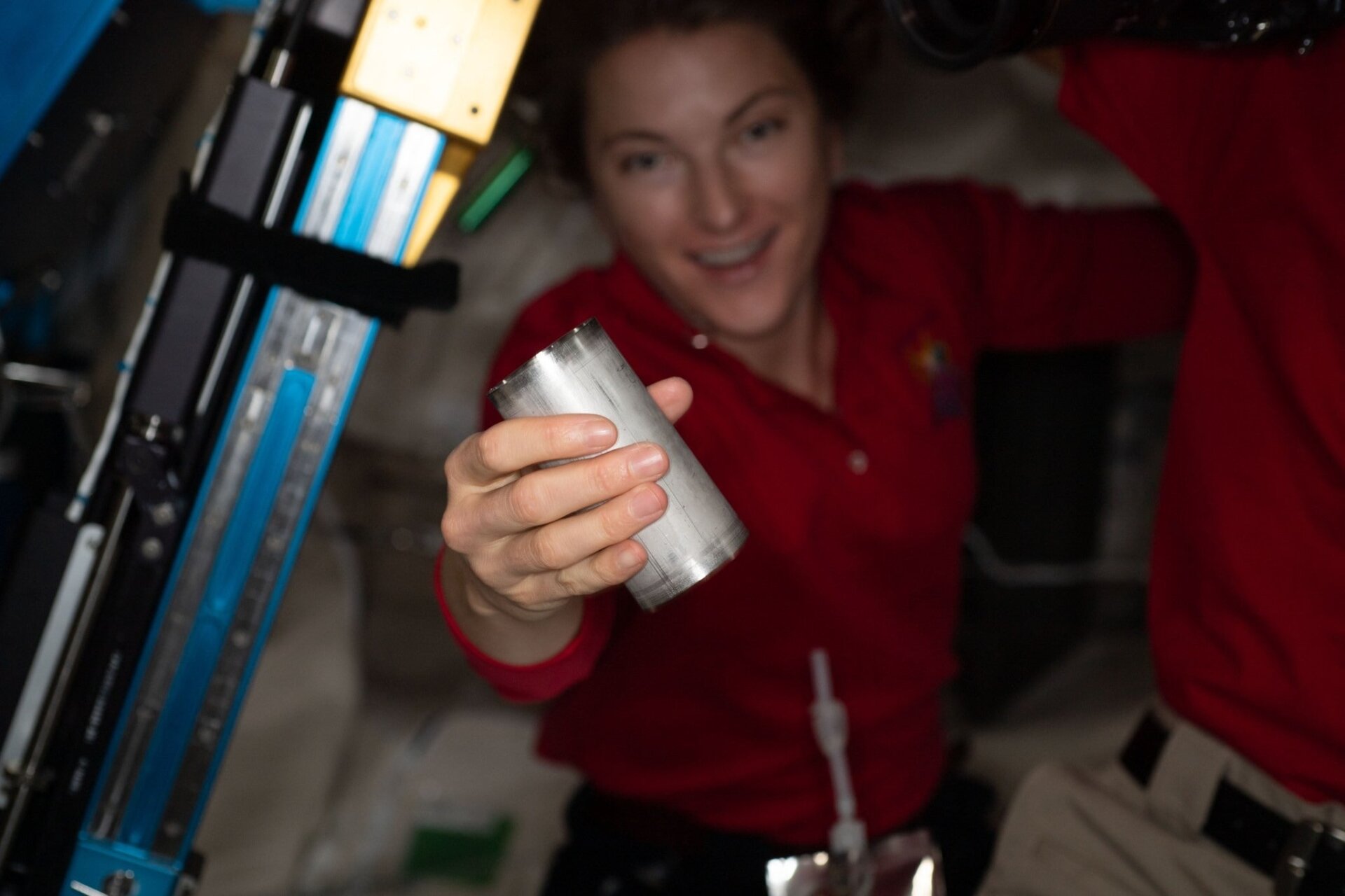 La astronauta de la NASA Kayla Barron intercambiando un filtro en el conjunto del procesador de salmuera de la estación espacial. 
