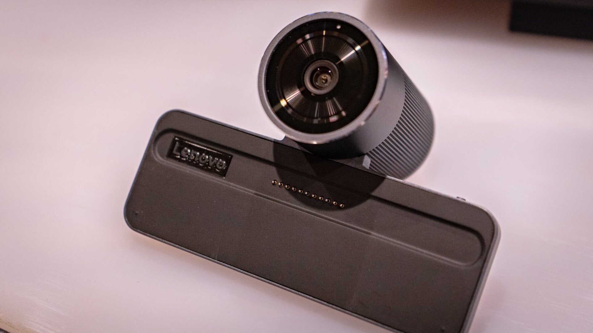 El nuevo Magic Bay Studio de Lenovo se ajusta con pasadores pogo. 