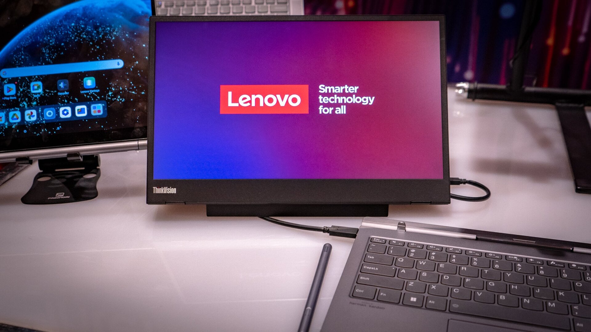 El Lenovo ThinkBook Plus Gen 5 Hybrid, visto aquí con la parte inferior acoplada y la parte superior hacia un lado, funciona como una tableta Android.