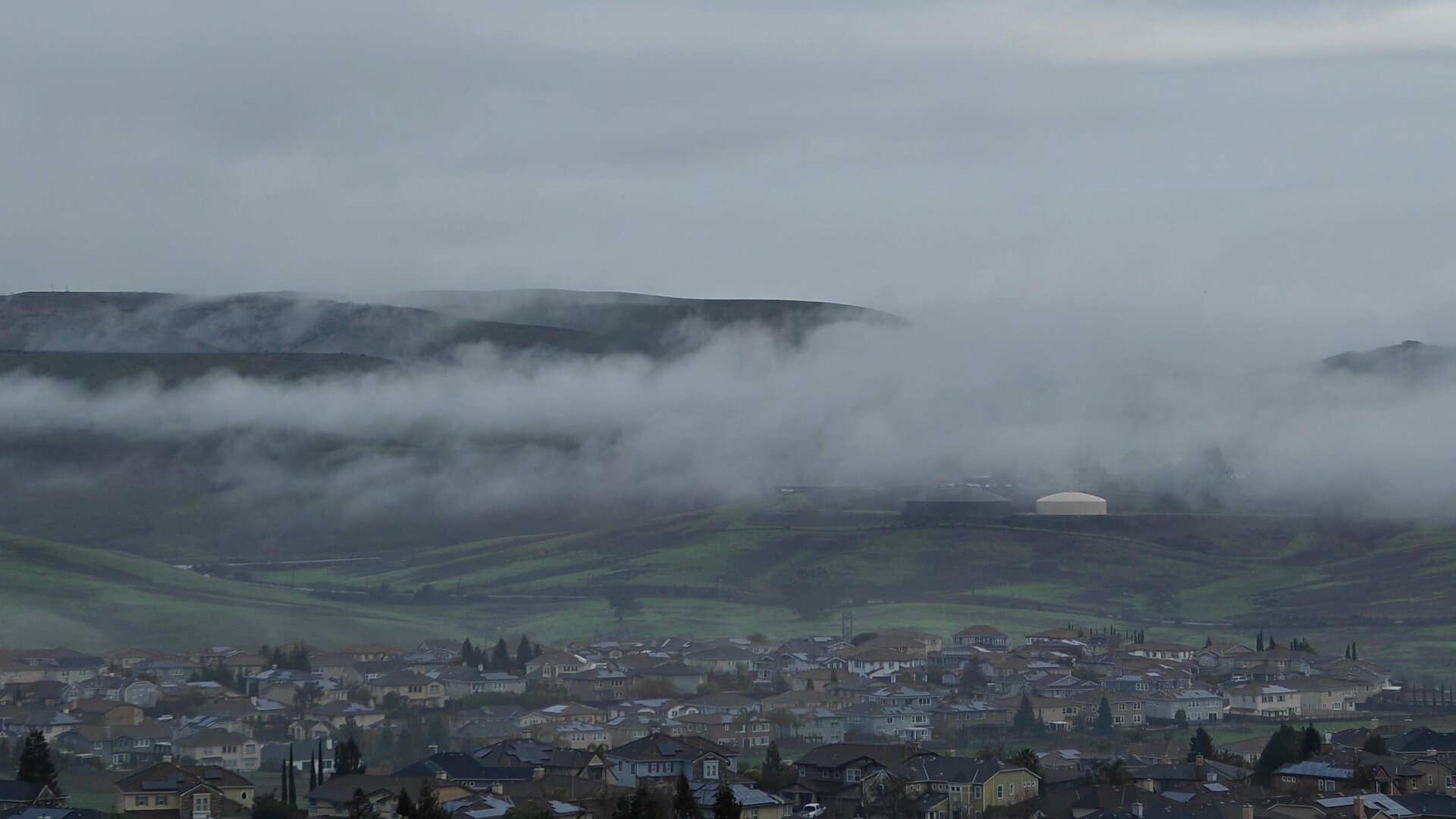 Una foto temprano en la mañana de la niebla rodando sobre las colinas, tomada con el OnePlus 12 en un trípode. 