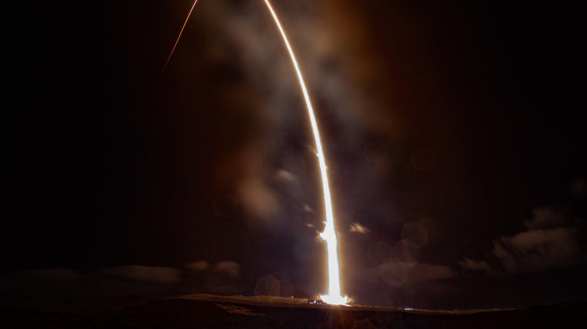 El cohete Falcon 9 de SpaceX lanzó seis satélites Starlink con capacidad de conexión directa a la celda.