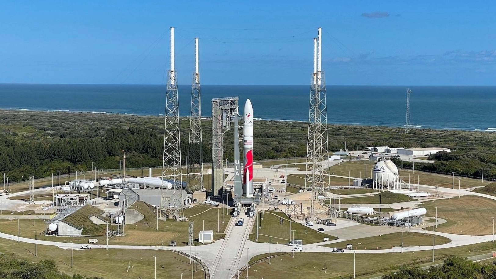 El Centauro Vulcano de ULA parado en la plataforma de lanzamiento de Florida.
