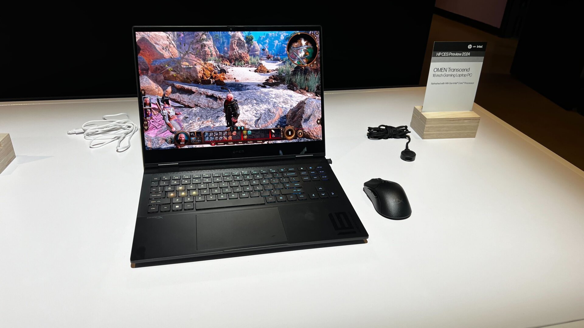 El Omen Transcend 16 todavía tiene lo más destacado en el WASD.