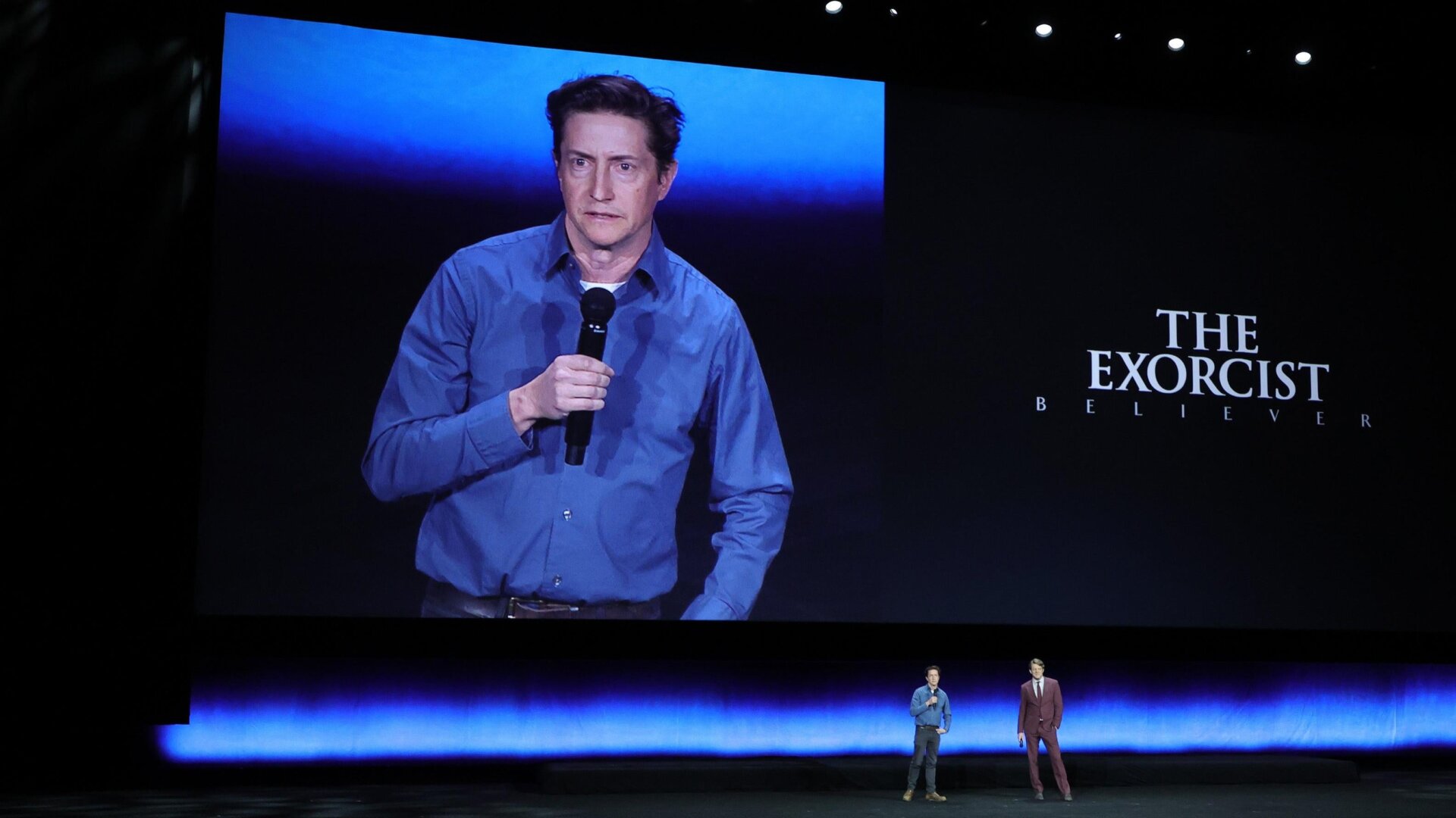David Gordon Green y Jason Blum promocionando El exorcista: creyente en CinemaCon el 26 de abril de 2023 en Las Vegas, Nevada.