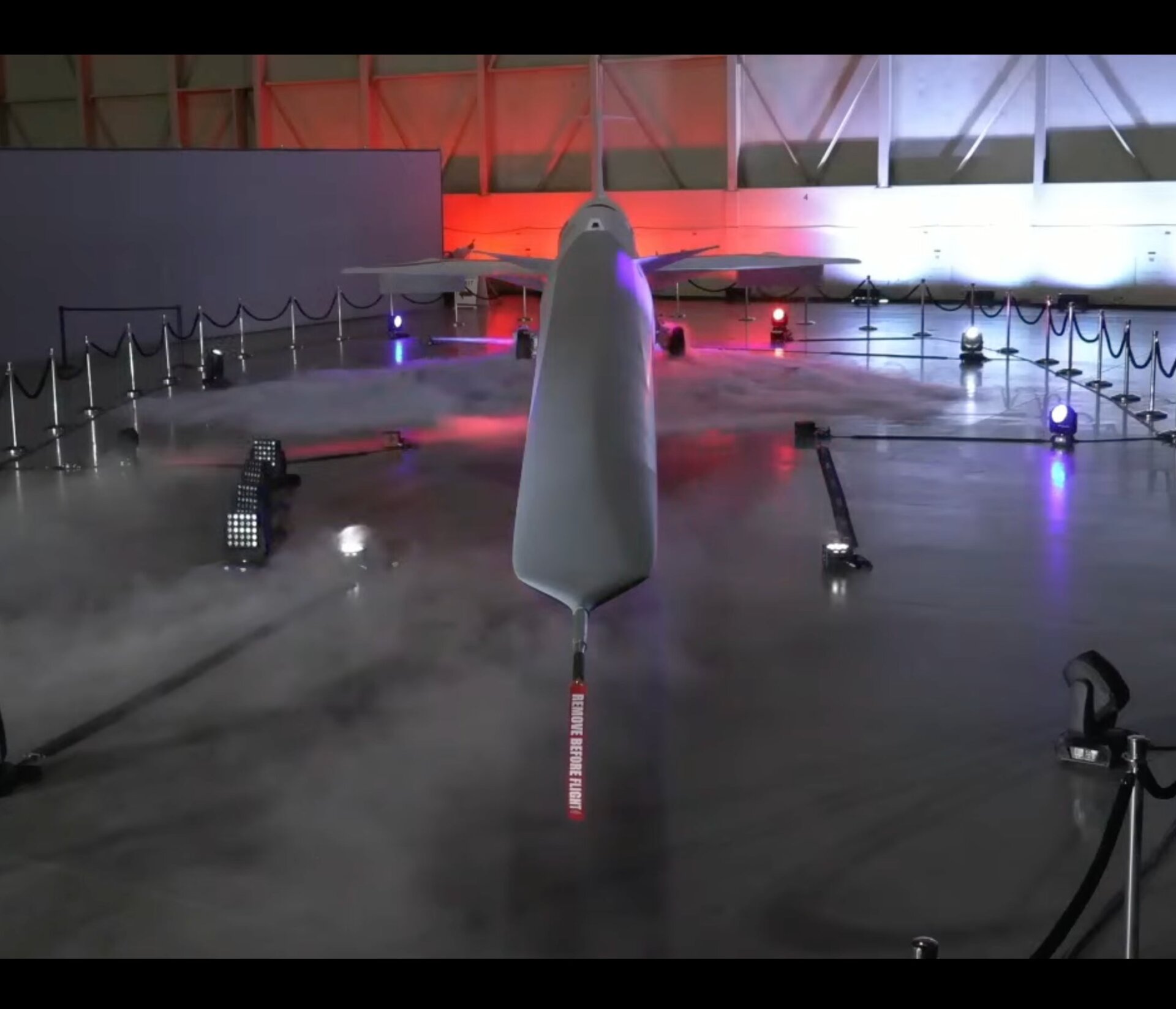 Una vista frontal del X-59 recién pintado.