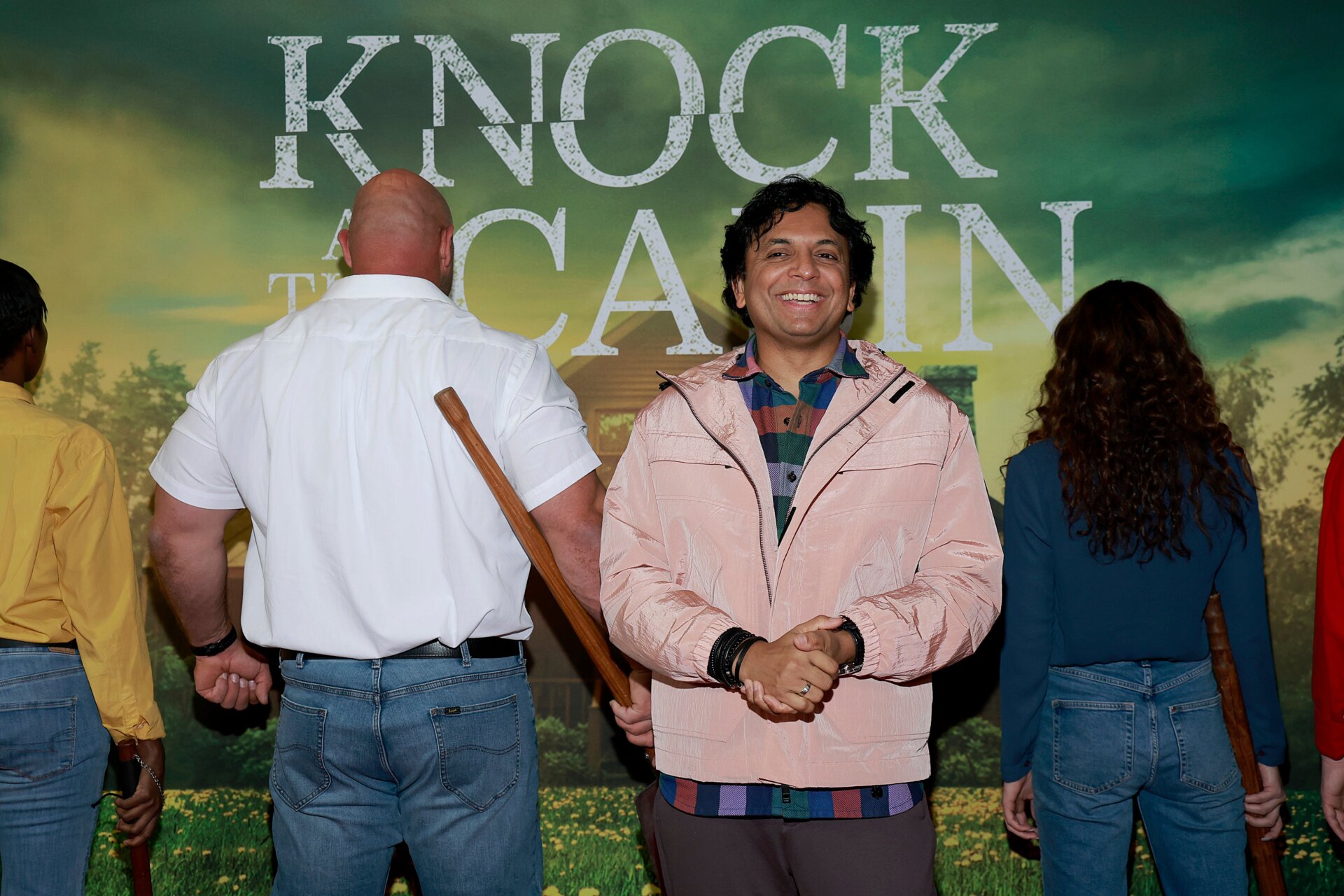 M. Night Shyamalan asiste a Toca la cabaña proyección el 31 de enero de 2023 en la ciudad de Nueva York. 