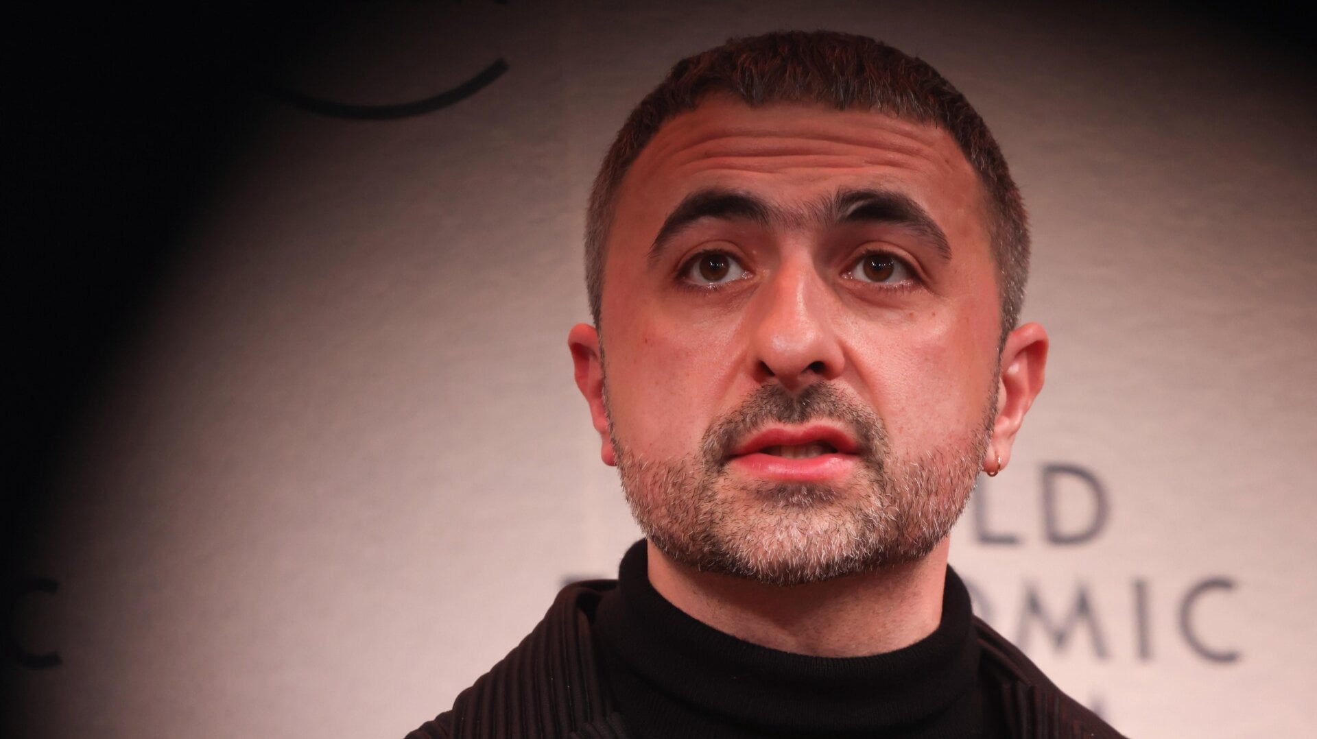 Mustafa  Süleyman en una sesión del Foro Económico Mundial (FEM) en Davos, Suiza, el miércoles 17 de enero de 2024.